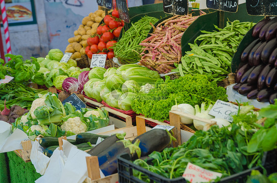 市场摊位上的水果和蔬菜土豆豆荚杂货饮食价格食物营养生产草药展示图片
