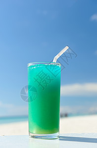 海滩鸡尾酒旅行酒精海洋果汁稻草海景茶点液体天空蓝色图片