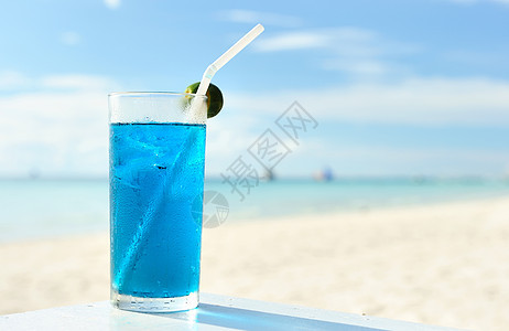 海滩鸡尾酒蓝色海洋海景热带旅行酒精天空稻草果汁茶点图片