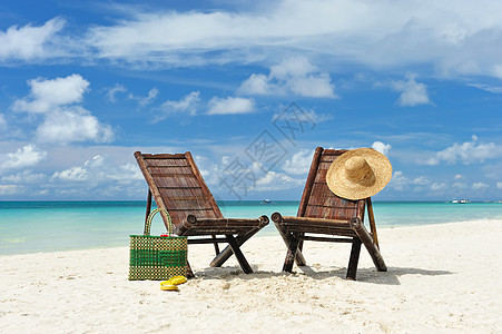 海滩的 Chapise 沙滩休息室海景热带天空棕榈海洋躺椅边缘游客海浪拖鞋图片