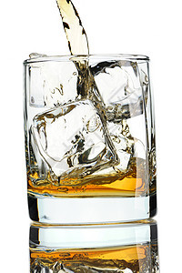 挥洒威士忌玻璃反射立方体麦芽金子橙子黄色白色液体图片