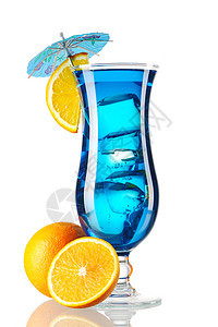 蓝库拉卡鸡尾酒橙子糖浆派对白色玻璃蓝色反射稻草热带食物图片