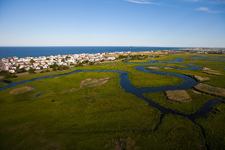 对绿地的空中观察草地风景乡村家园牧场阳光住宅土地财产农村图片