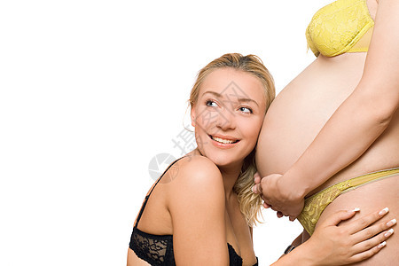 快乐的年轻女人和怀孕女友的肚子图片