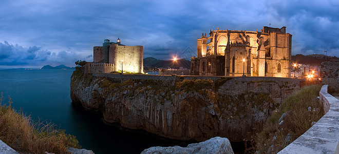 卡斯特罗·乌尔迪亚莱斯在黄昏时段全景的全景图片