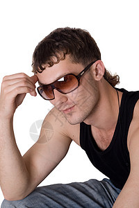 身戴太阳眼镜的年轻人 白背景孤立于一号背景图片