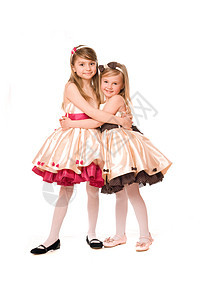 两个穿裙子的有魅力的小姑娘图片