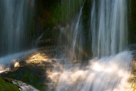 Pe aladros瀑布太阳运动岩石山谷绿色荒野图片