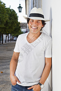 戴帽子的帅帅帅哥衬衫男人微笑姿势白色街道城市男性图片