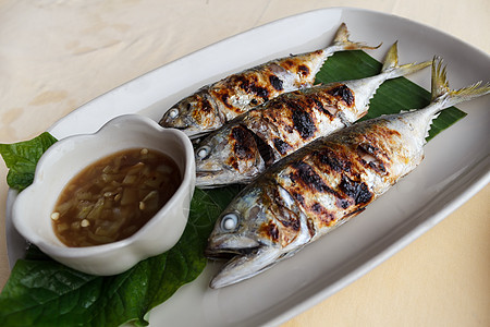 灰熊鱼海鲜鲭鱼柠檬美食食物炙烤油炸烧烤盘子午餐图片