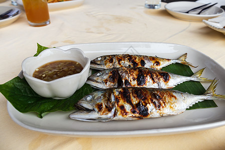 灰熊鱼盘子炙烤午餐鲭鱼烧烤柠檬食物油炸美食海鲜图片