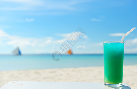海滩鸡尾酒海景蓝色果汁液体旅行海洋稻草天空酒精玻璃图片