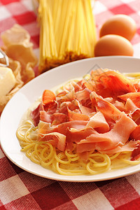 面食盘子食物猪肉营养面条烹饪白色奶油午餐红色图片