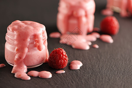 新鲜酸奶加草莓石板甜点覆盆子浆果玻璃奶油产品牛奶红色营养图片