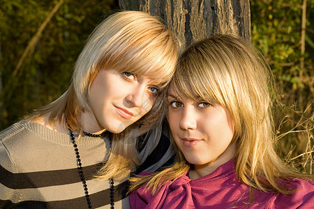 两名女青年户外肖像背景图片