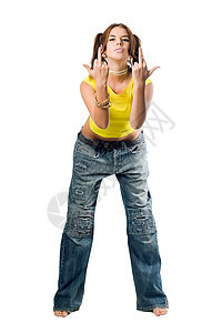 穿着宽体牛仔裤的淘气女孩手势腹部说唱手指辫子女孩青少年挑衅蓝色编织图片