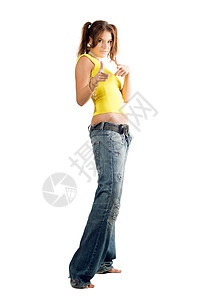 穿着宽宽牛仔裤的年轻妇女图片