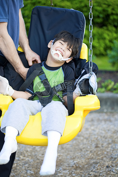 残疾5岁残疾男孩身有残疾的摇摆图片