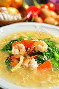 泰国食物用虾和肉汁搅拌油炸面条图片