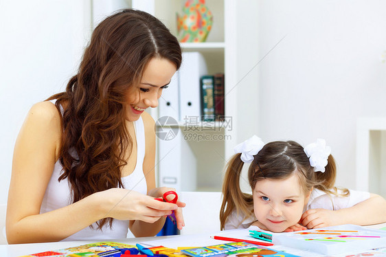 母亲和女儿在学乐趣绘画老师妈妈女士学校活动家庭快乐微笑图片