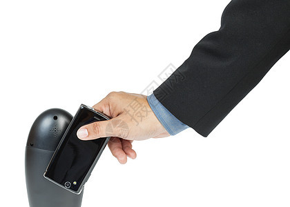 以NFC为名拥有智能手机的男子     近战地通讯公司工具细胞展示扫描购物电话屏幕技术电子产品商业图片
