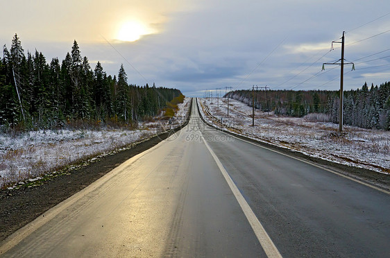 公路沥青和冬季黄昏图片