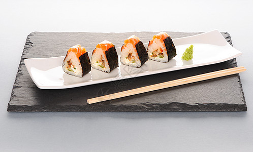 寿司卷石板筷子反射午餐海藻白色美食奶油食物海鲜图片