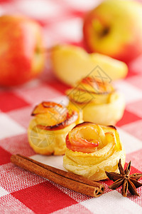苹果派甜点桌子馅饼早餐美食水果午餐餐厅小吃面包脆皮图片