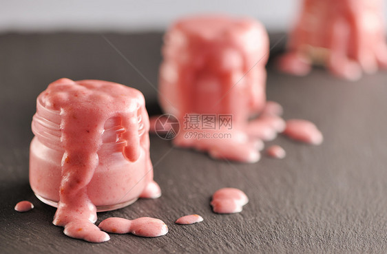 新鲜酸奶加草莓奶制品奶油水果牛奶营养覆盆子甜点浆果玻璃红色图片