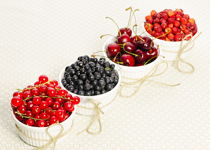 以碗为碗的野莓盘子桌子团体水果食物黑色蓝色红色桌布饮食图片