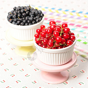以碗为碗的野莓盘子桌布蓝色醋栗红色饮食食物黑色水果甜点图片