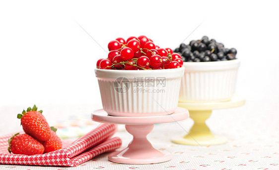 以碗为碗的野莓水果红色食物黑色桌子桌布甜点醋栗盘子蓝色图片