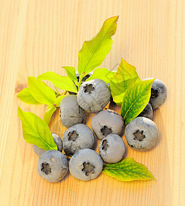 木制桌上的蓝莓食物桌子叶子浆果覆盆子水果团体木头蓝色图片