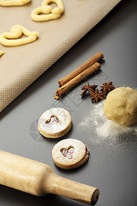 用滚动针制成的薄饼干甜点礼物季节糕点星星托盘乡村烘烤香料肉桂图片