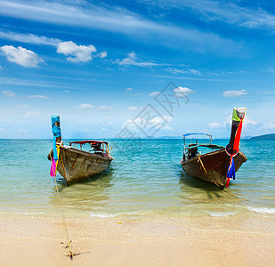 泰国海滩上长尾船旅行石头蓝色岩石团体热带旅游图片