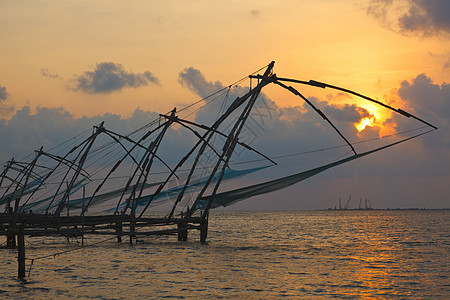 日落时中国鱼网 印度喀拉拉邦科奇渔网绳索钓鱼日落高知地平线渔夫支撑太阳图片