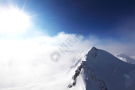 平面顶部冻结天空旅行运动滑雪阳光蓝色岩石季节高山图片