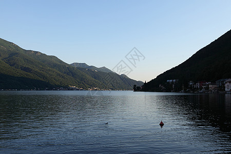 湖水湖景观全景爬坡村庄旅行行人天空阳光布雷假期公园图片