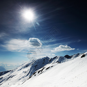 山上有高山冻结蓝色单板旅行岩石运动太阳天空滑雪季节图片