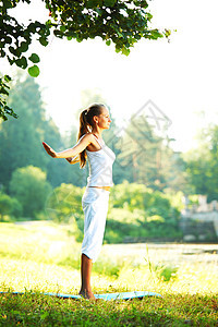 瑜伽冥想身体女孩女士饮食平衡树木运动娱乐微笑图片