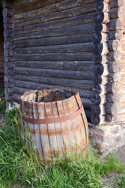谷仓附近的老木木木桶图片