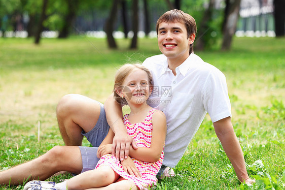 父亲和女儿在公园里女性婴儿男性男人孩子们父母喜悦爸爸家庭幸福图片