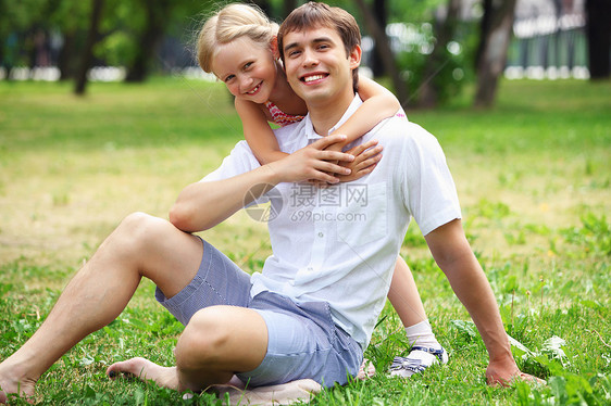 父亲和女儿在公园里生活父母喜悦女孩蓝色幸福男人女性婴儿快乐图片