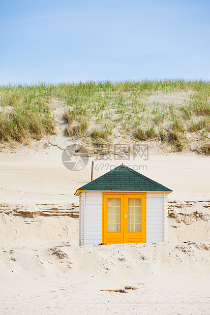 在沙滩上的房子 蓝色的天空冲浪海洋财产乐趣建筑海岸海滩海湾海景房热带图片