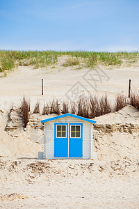 在沙滩上的房子 蓝色的天空旅行家庭海岸线支撑洗澡晴天海湾海岸住宅海滩图片