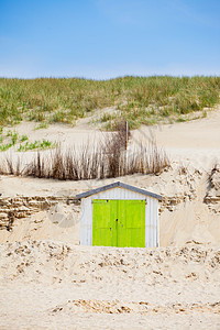 在沙滩上的房子 蓝色的天空海滩建筑洗澡家庭假期海岸线财产海洋住宅海岸图片