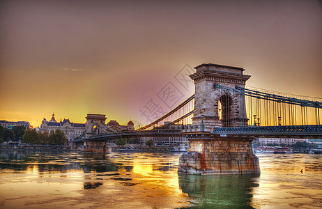 匈牙利布达佩斯Szechenyi连锁桥反射城市地标河岸图片