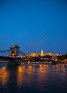 匈牙利布达佩斯Szechenyi连锁桥城市皇家反射河岸地标图片