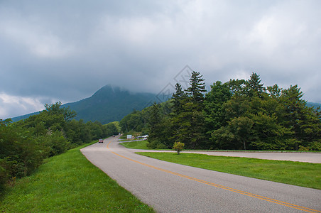 烟雾山的蓝海脊公园大路公园风景生态环境蓝色国家山脉地质学天际图片