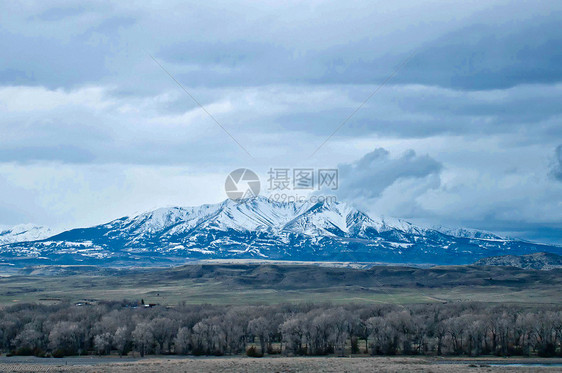 黄石岩河中的岩石山脉石头国家阳光公园蓝色森林环境天空山峰旅行图片